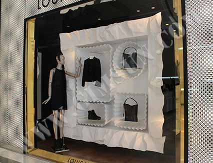 Louis 纸橱窗展示