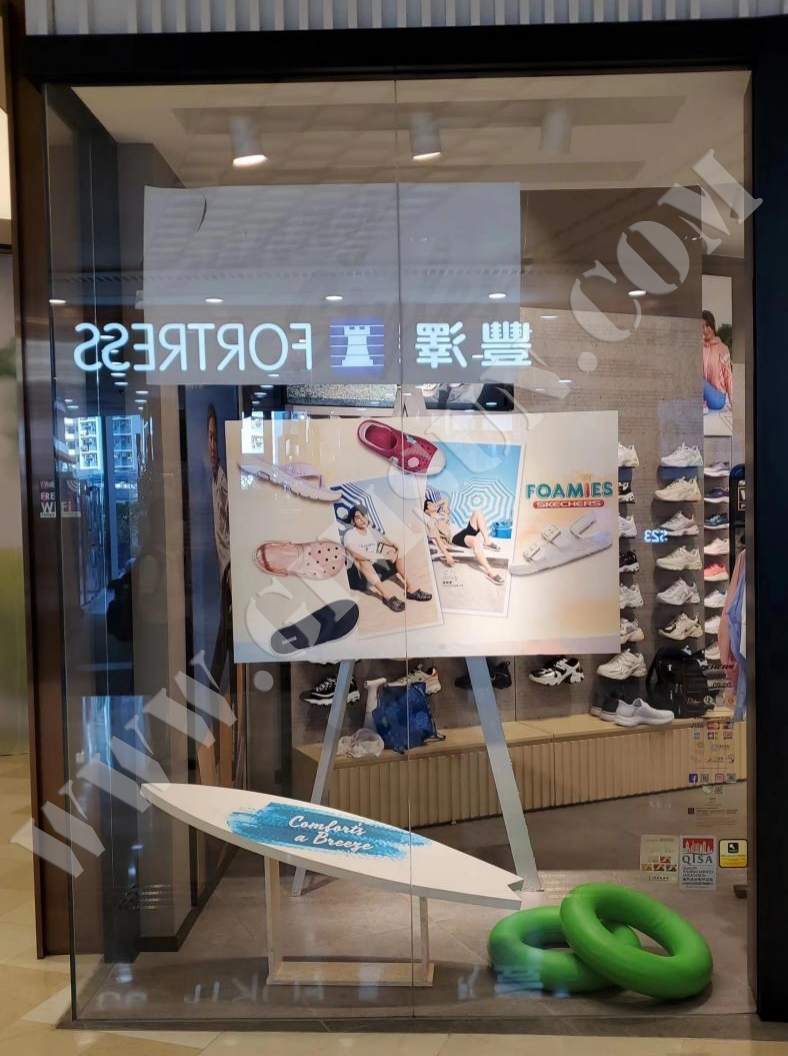Creative Displays For Summer Windows