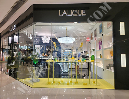 春季ウィンドウ展示 ( LALIQUE )