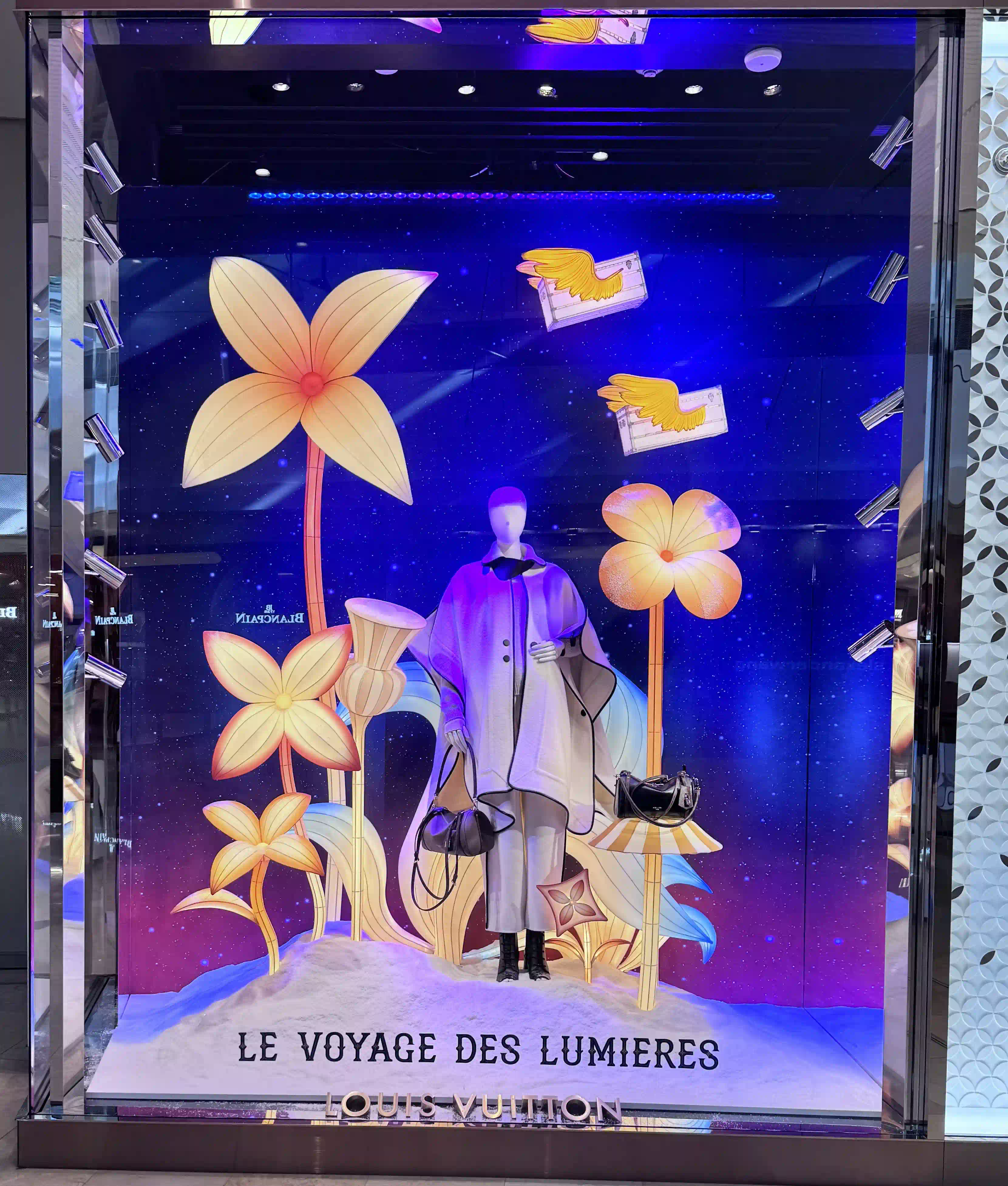 LV圣诞橱窗：光影之旅