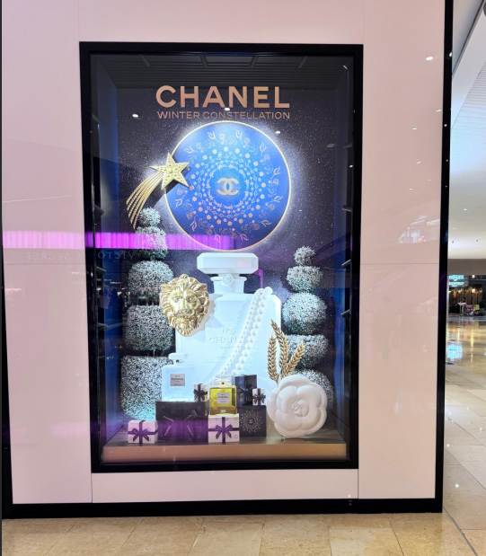 CHANEL 橱窗展示，圣诞橱窗展示，展示道具