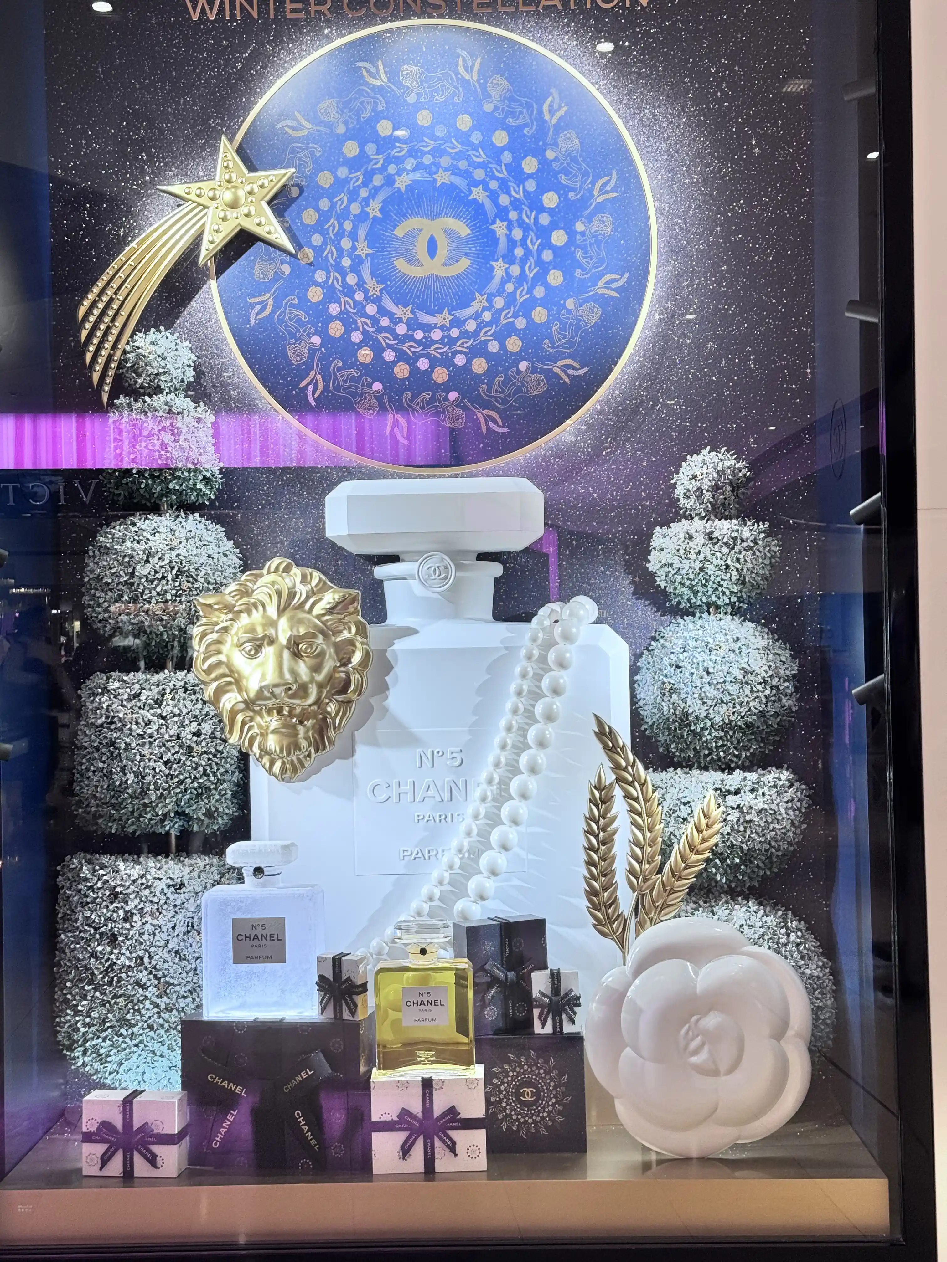 CHANEL 橱窗展示，圣诞橱窗展示，展示道具