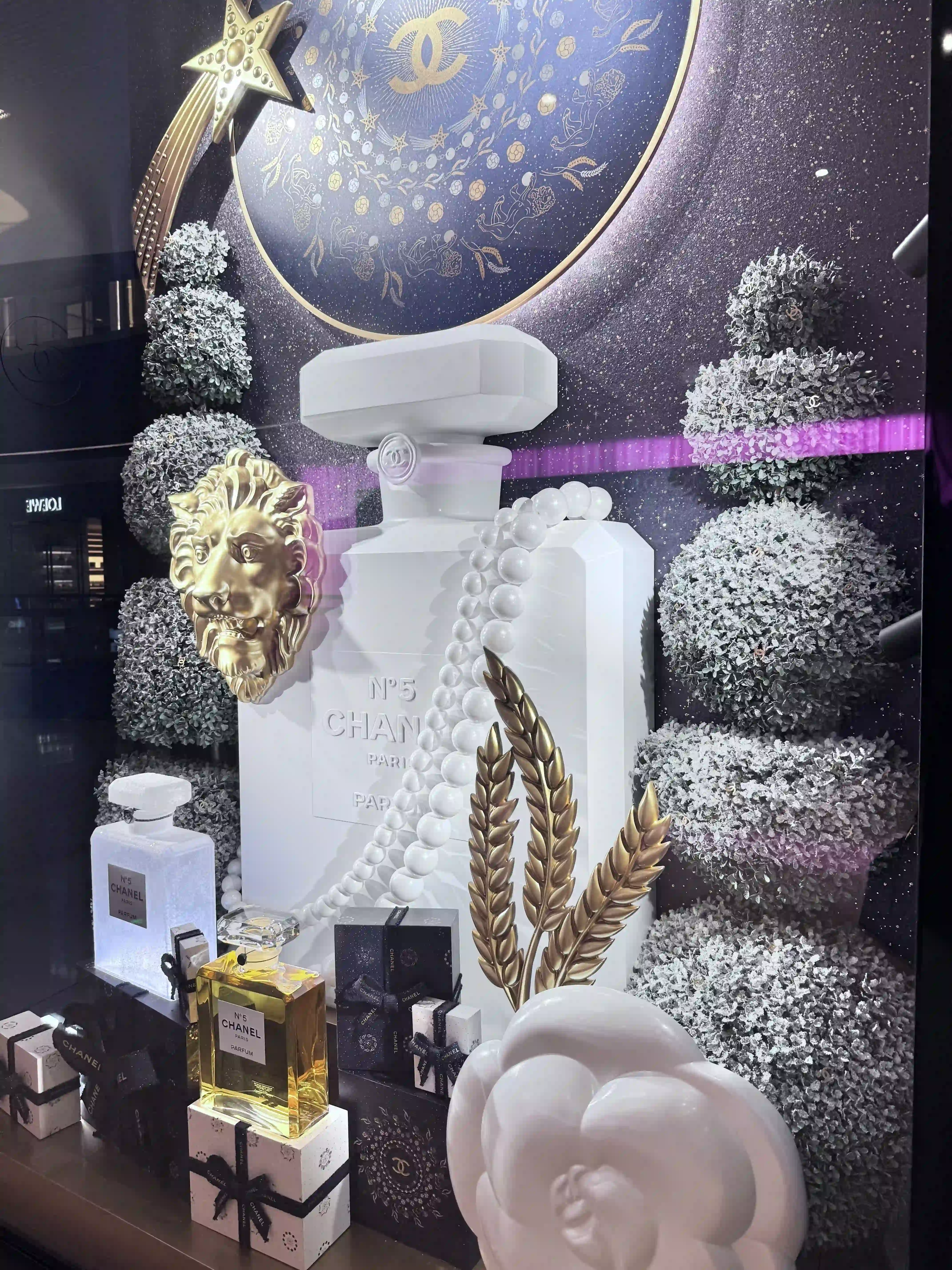 CHANEL 橱窗展示，圣诞橱窗展示，展示道具