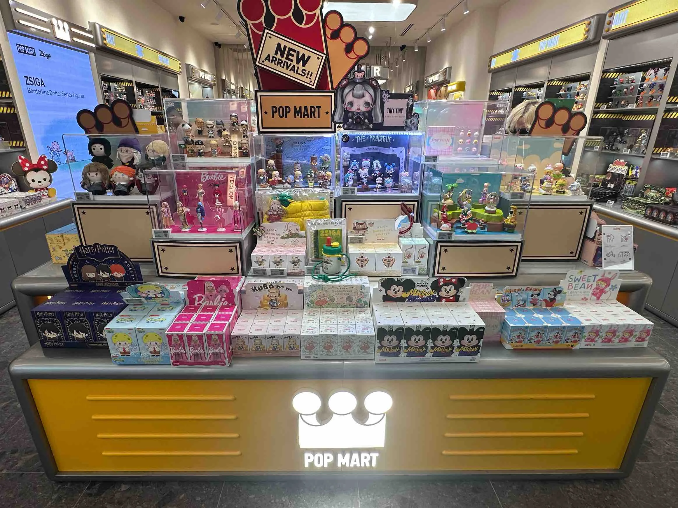道具展示，品牌店鋪展示，泡泡瑪特店鋪展示