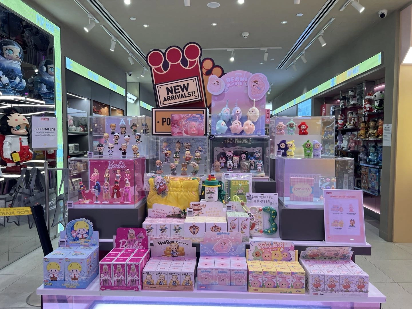 道具展示，品牌店鋪展示，泡泡瑪特店鋪展示