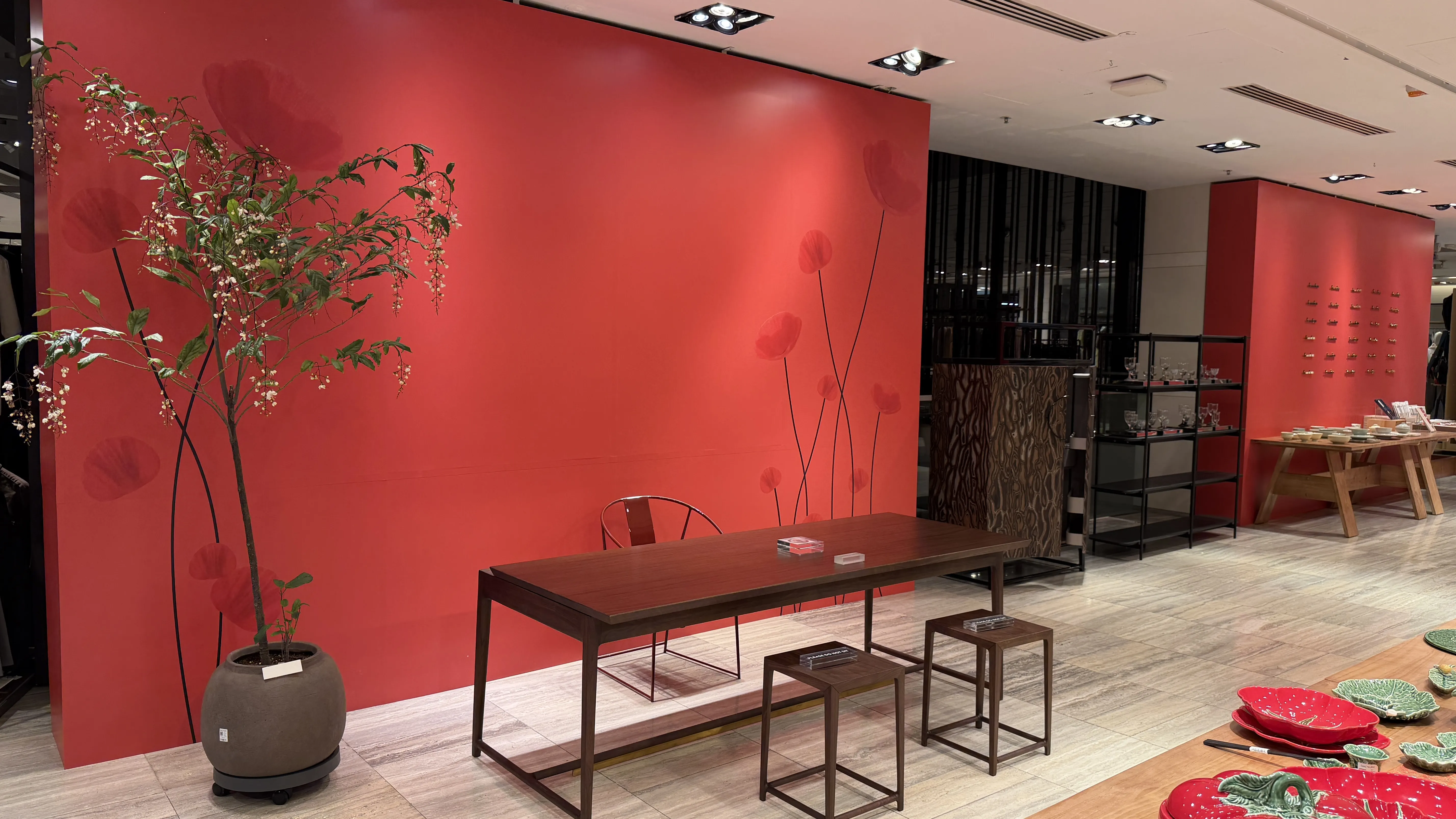 ショッピングモールにおける新年店舗装飾リニューアル