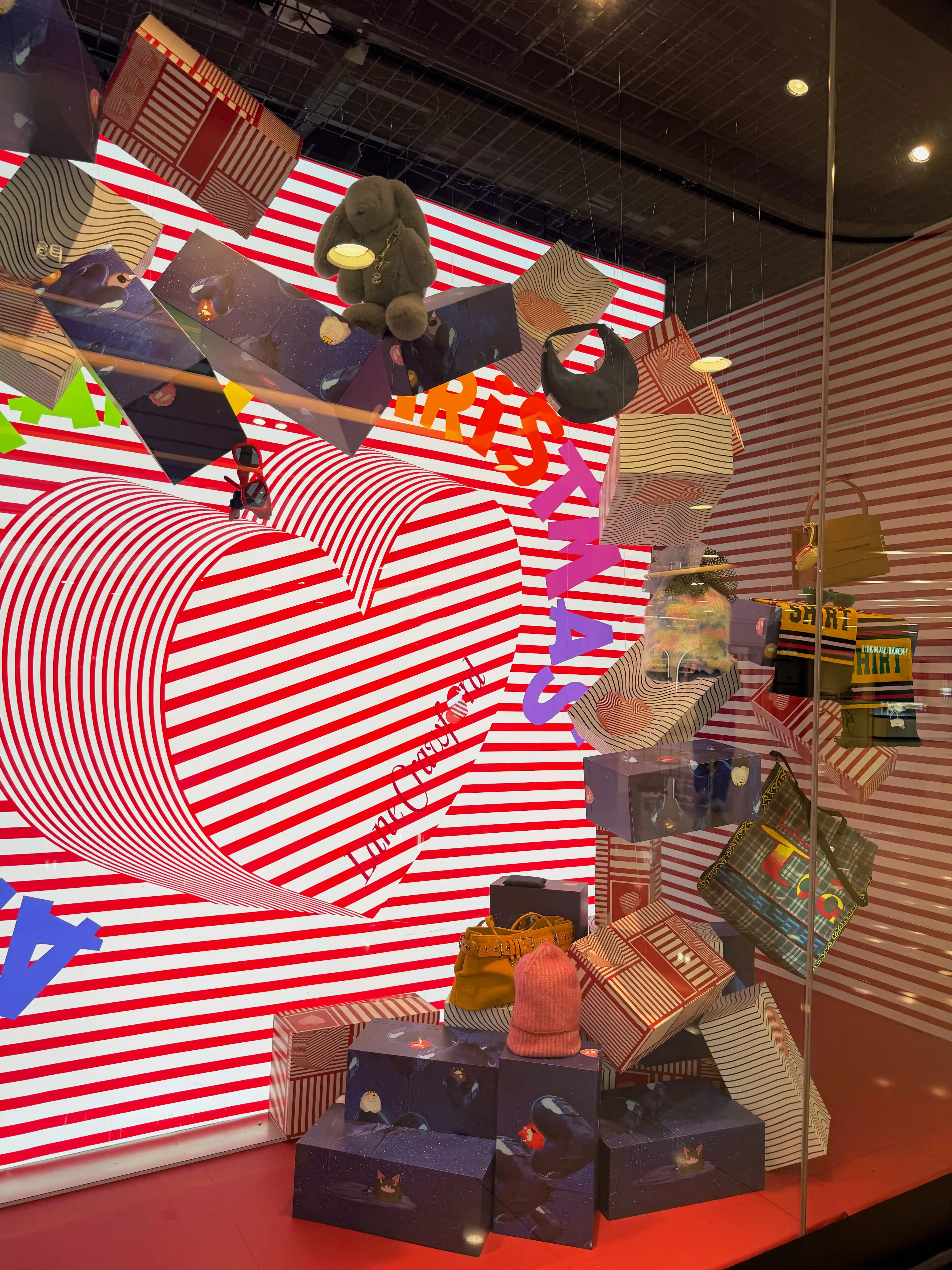 High-end Retail Window Display and Gift Packaging Showcasing Texture, Structure, and Craftsmanship