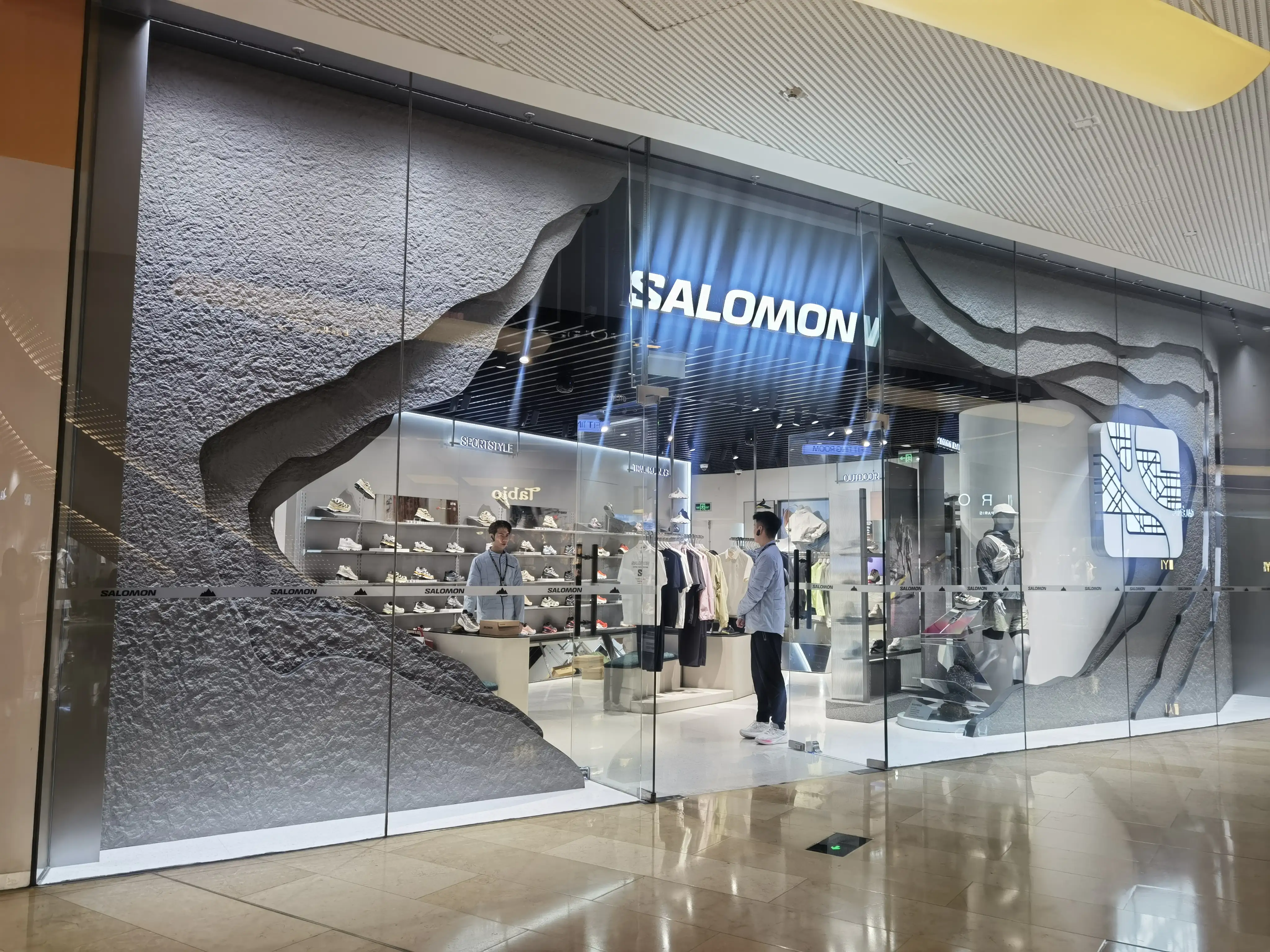 SALOMON 春夏橱窗展示案例