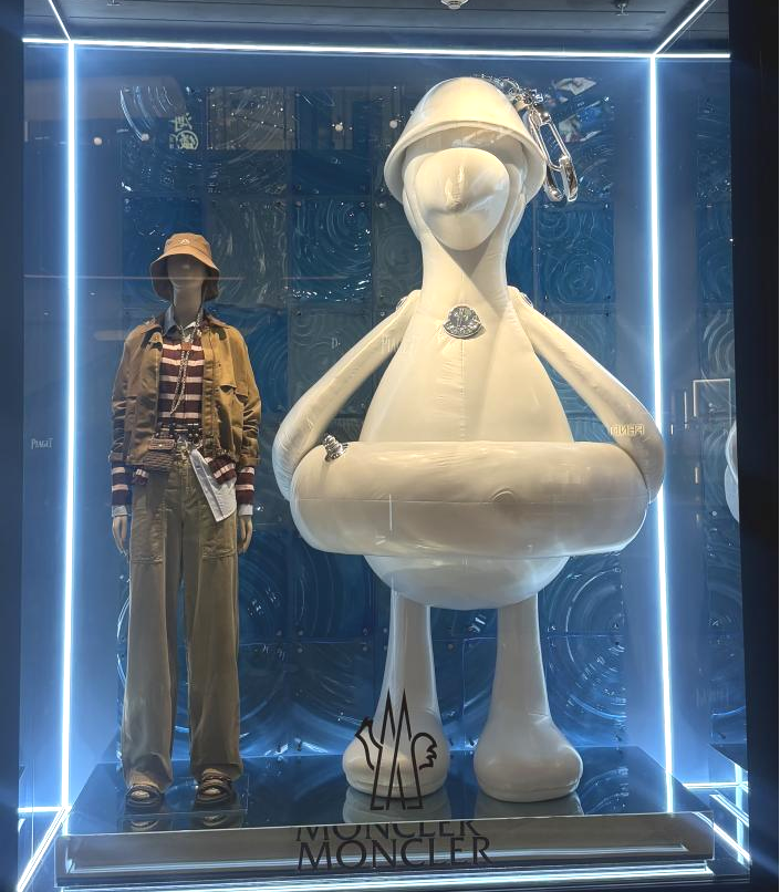 Moncler 春夏橱窗的趋势