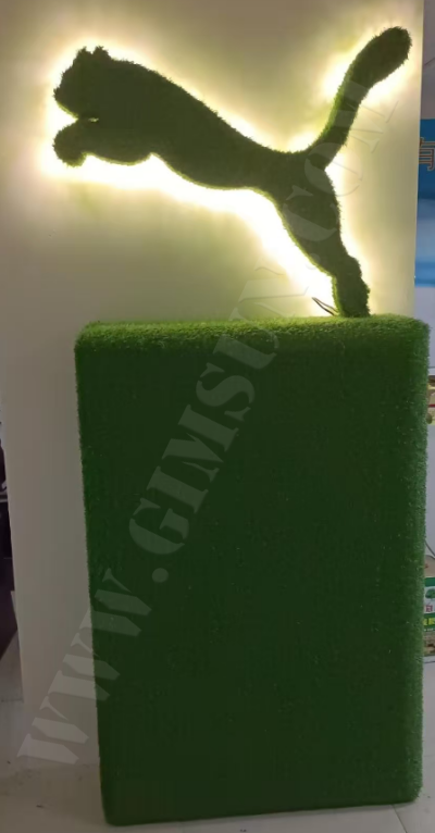 仿真草皮覆蓋的美洲獅立體造型