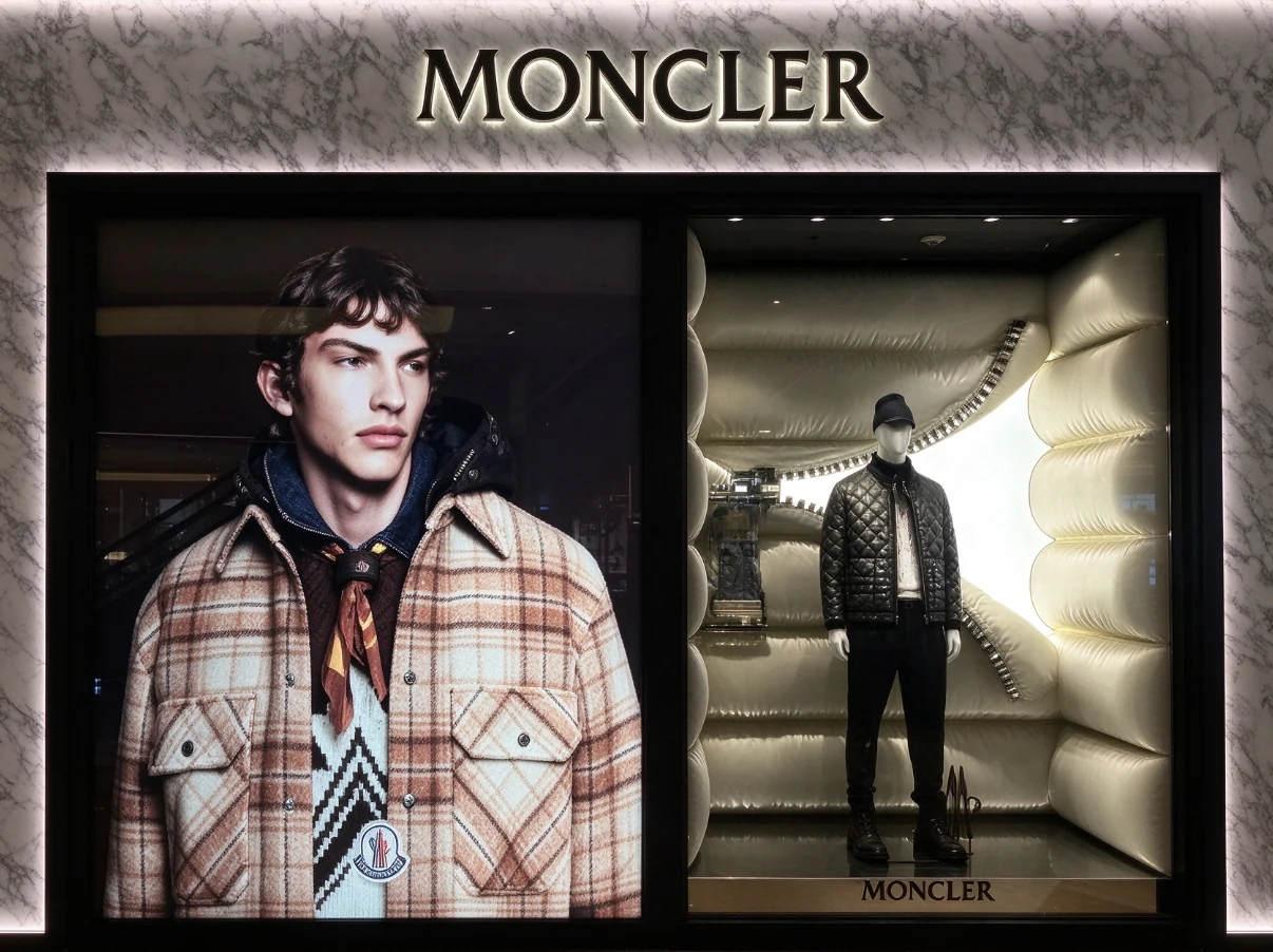 Moncler 2026秋冬櫥窗：玻璃鋼一體成型羽絨服造型