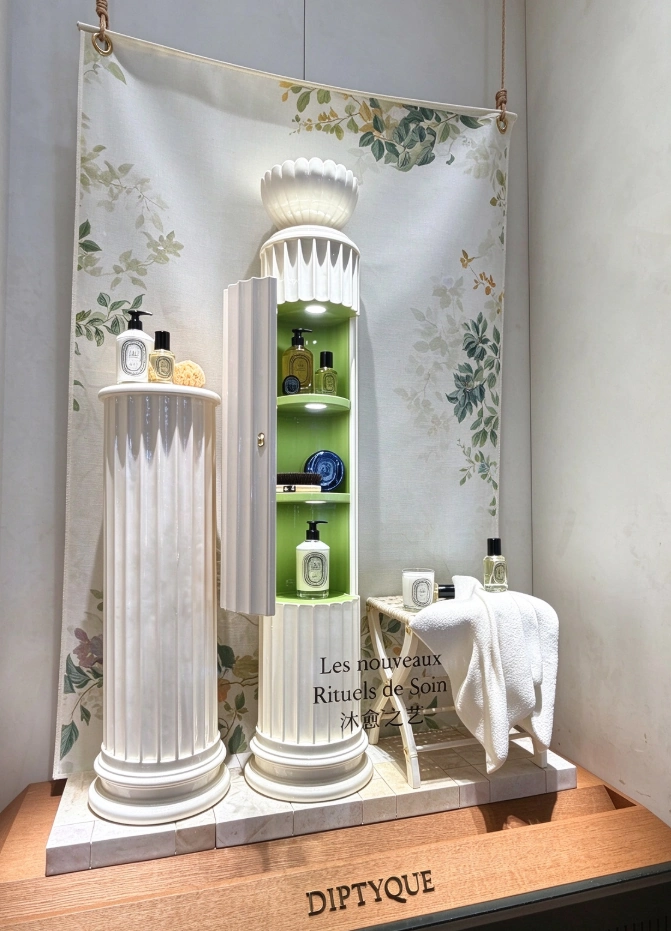 2026秋冬橱窗极简结构定制展示道具
