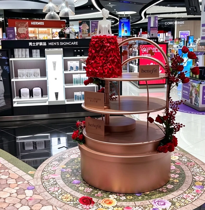 店內沉浸式賞花打卡路線與手作體驗區互動場景