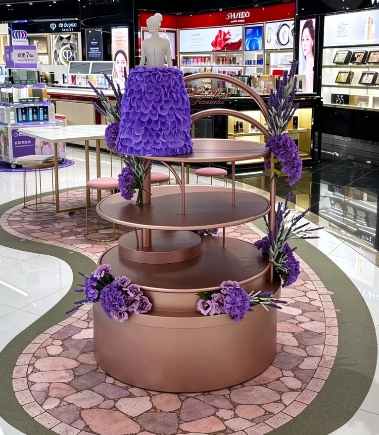 沉浸式展示主題場景:花瓣地貼、展示台與導視元素