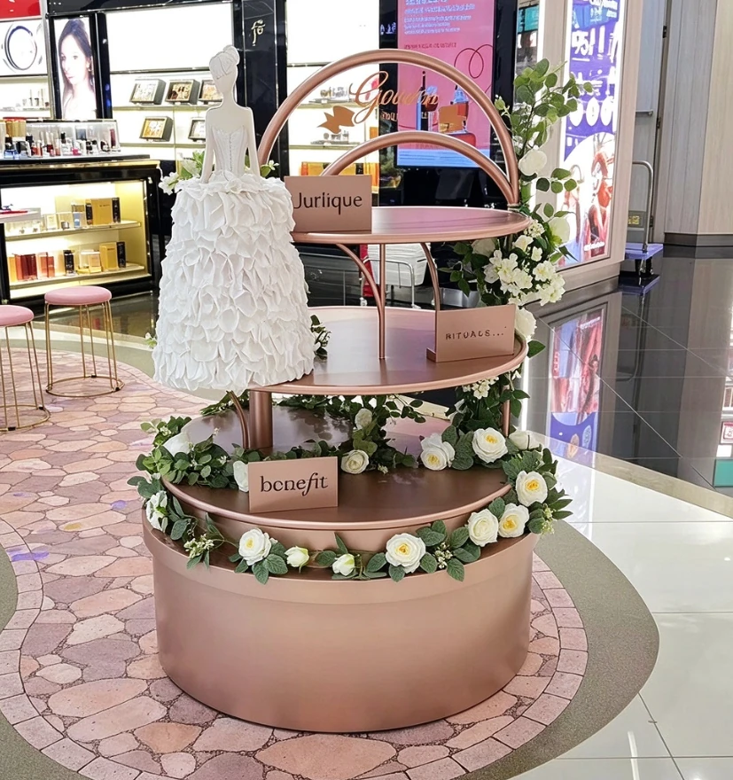 美妝活動美陳:人形剪影搭配層疊花瓣裙擺的花瓣主題陳列案例
